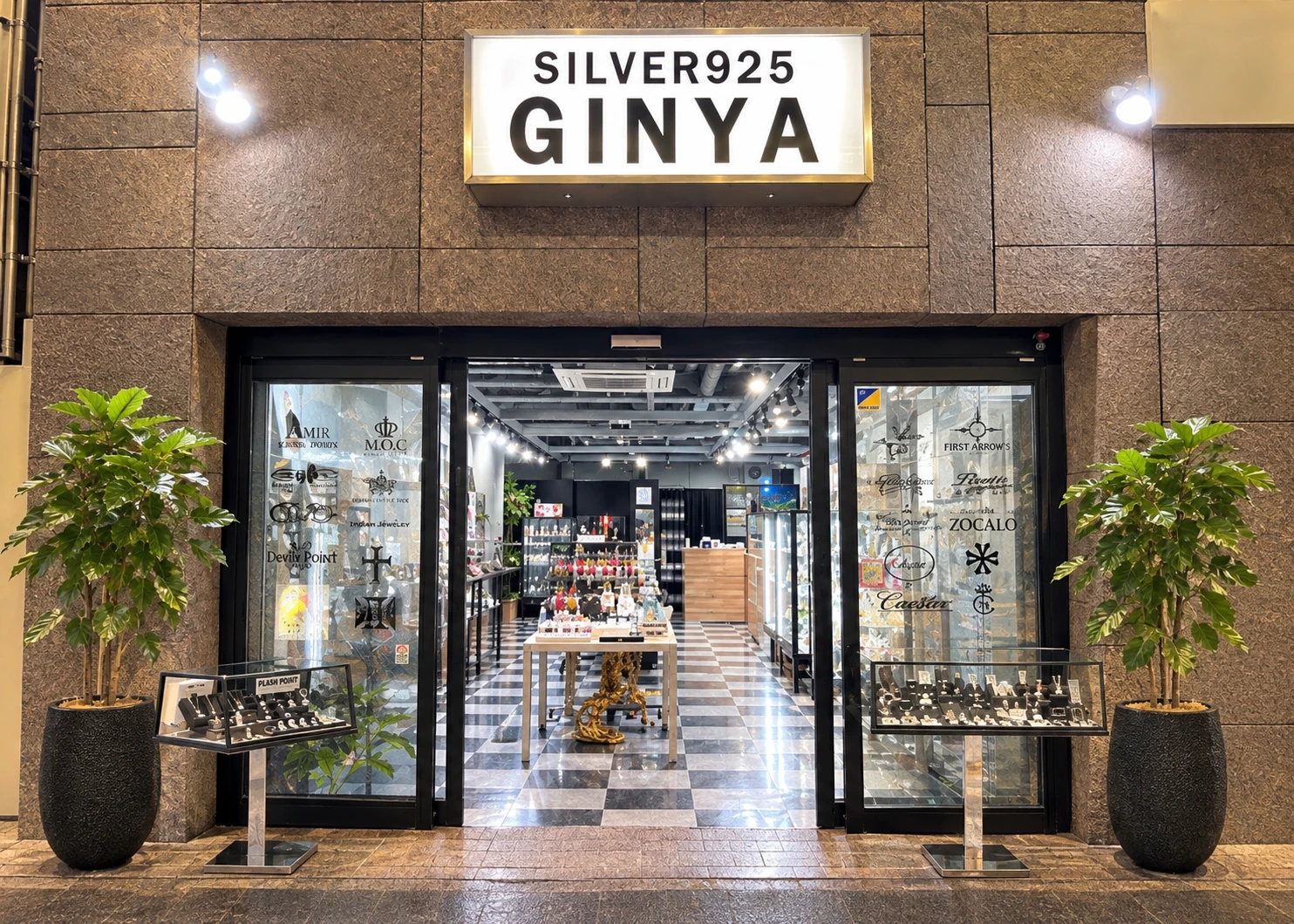 GINYAの看板と、シルバーアクセサリーのディスプレイが並ぶ入口のショップイメージ
